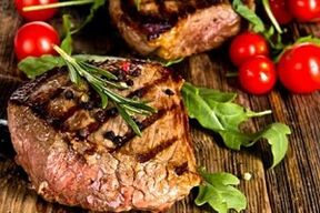 Steak with vegetables and vegetables as a keto diet